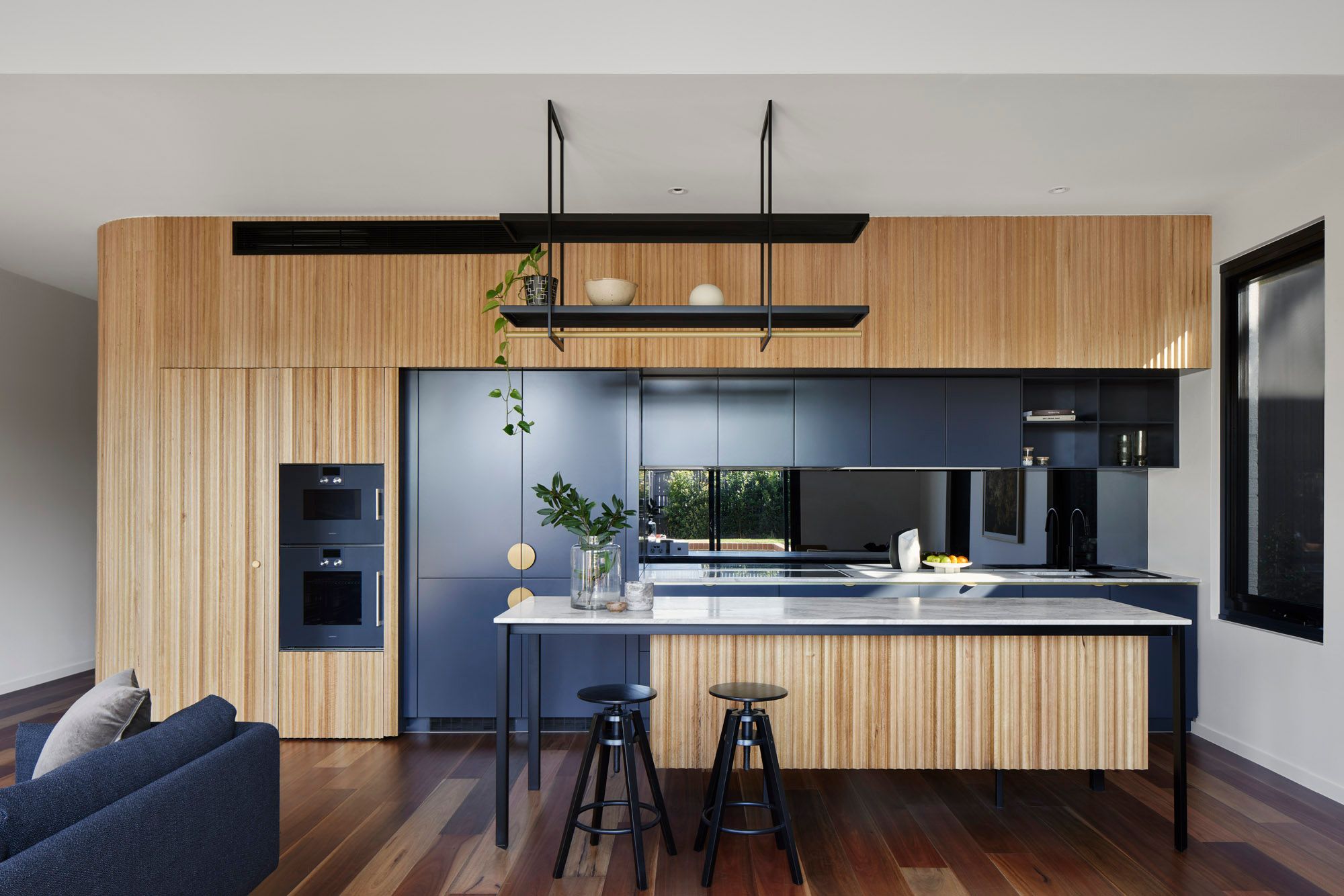 Slate House by Austin Maynard Architects. Interior kitchen view 