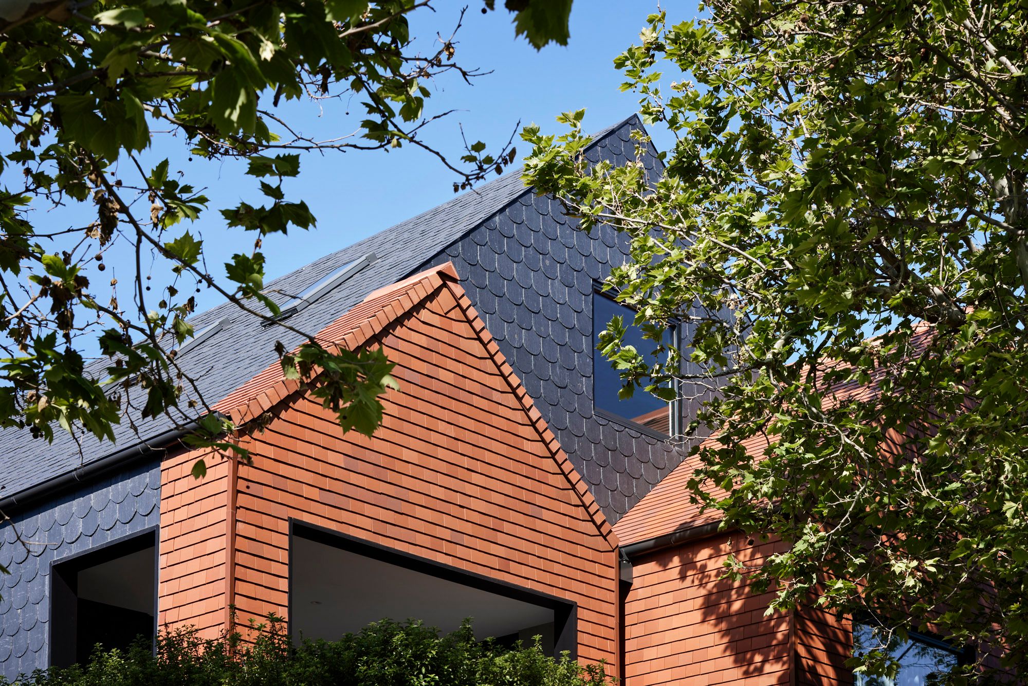 Slate House by Austin Maynard Architects. Exterior detailed view of facade and surrounding greenery