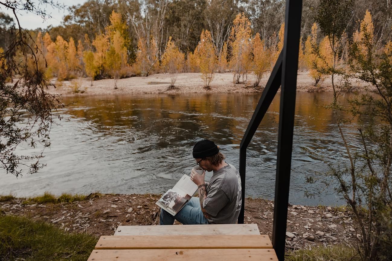 Cortes Cabin by Cortes Stays. Bottom of steps, edge of lake Ovens river