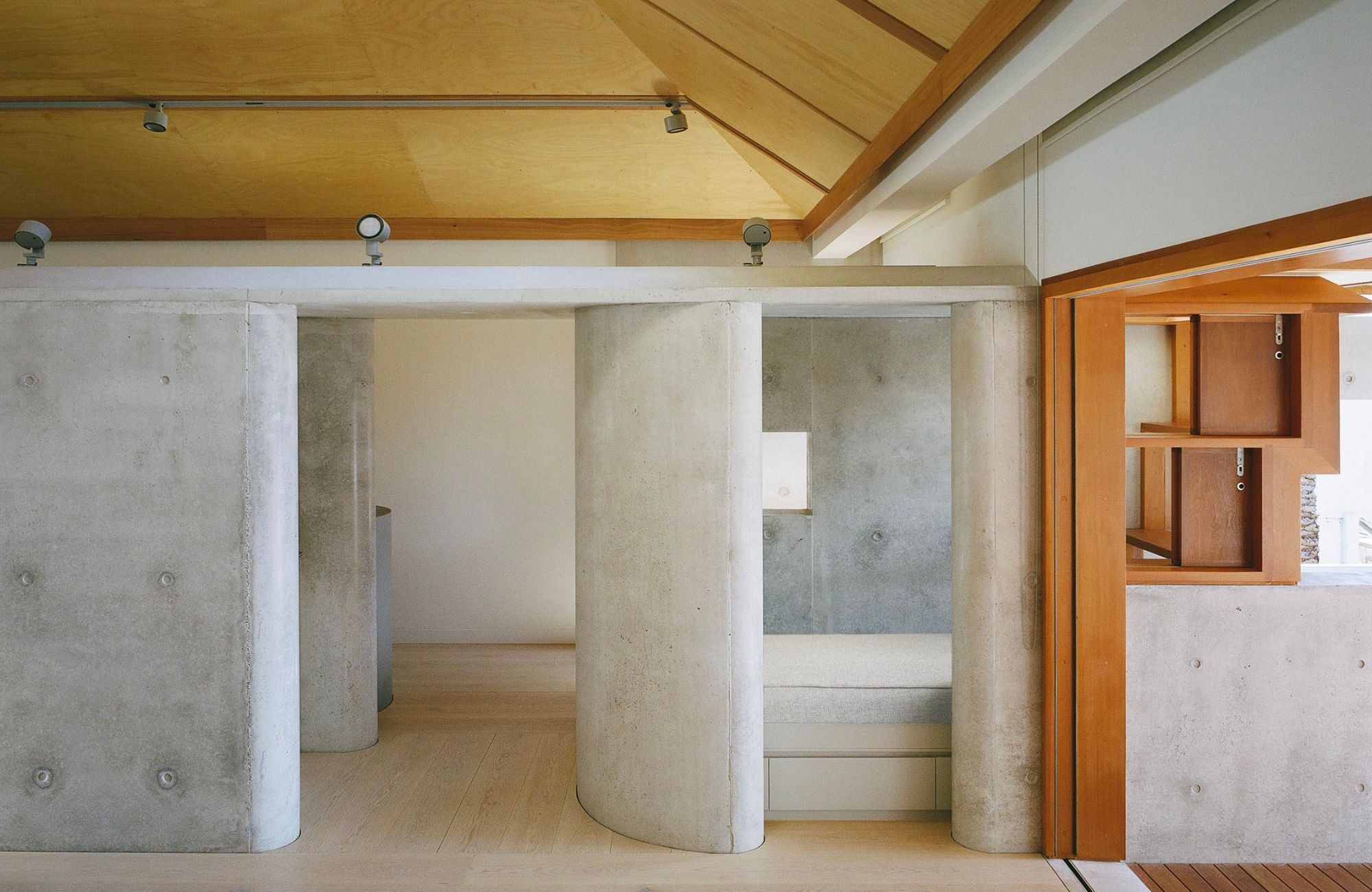 Lee House by Candalepas Associates showing concrete and timber interior