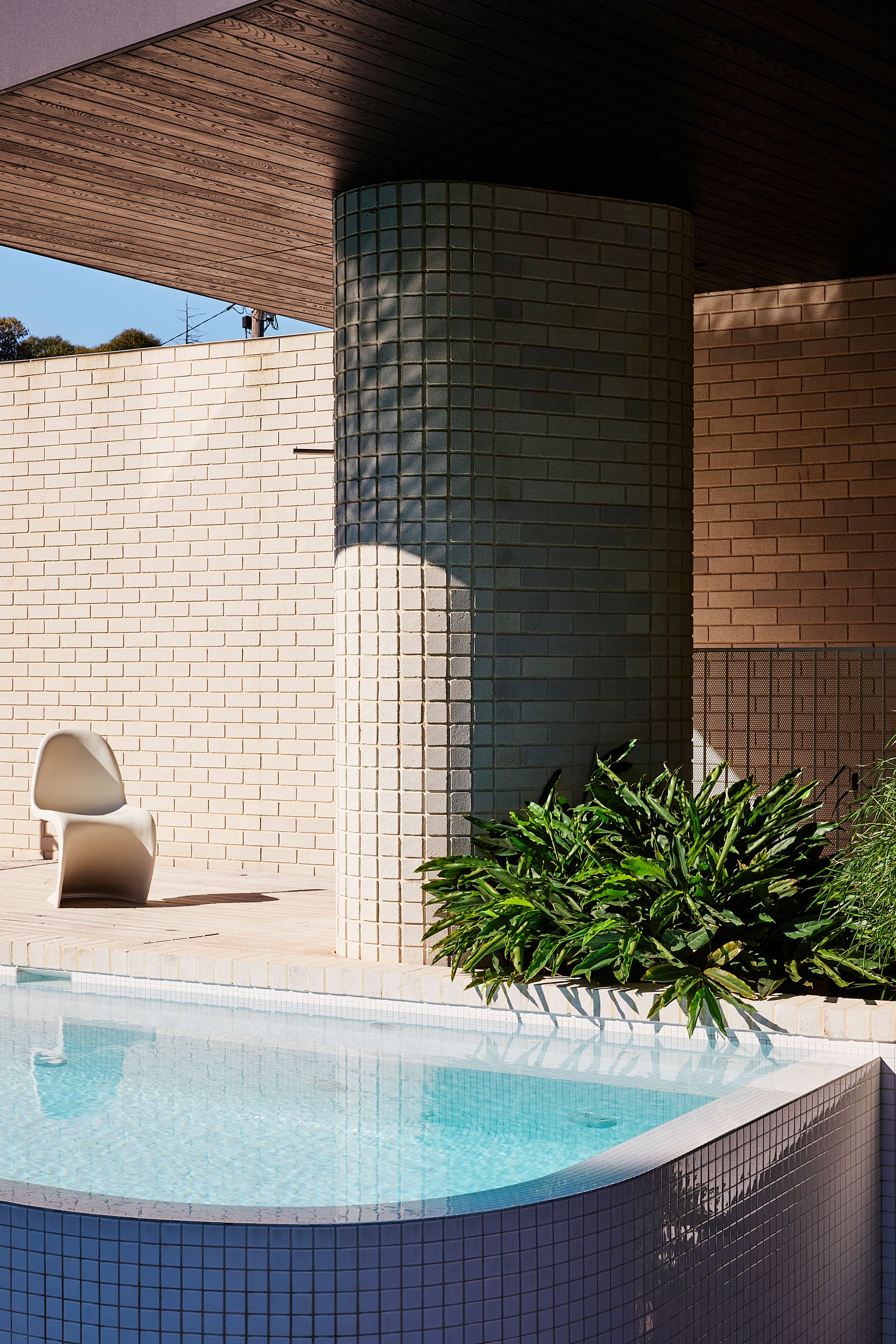 Brimar House by Michael Ong Design Office. Detailed pool view. 