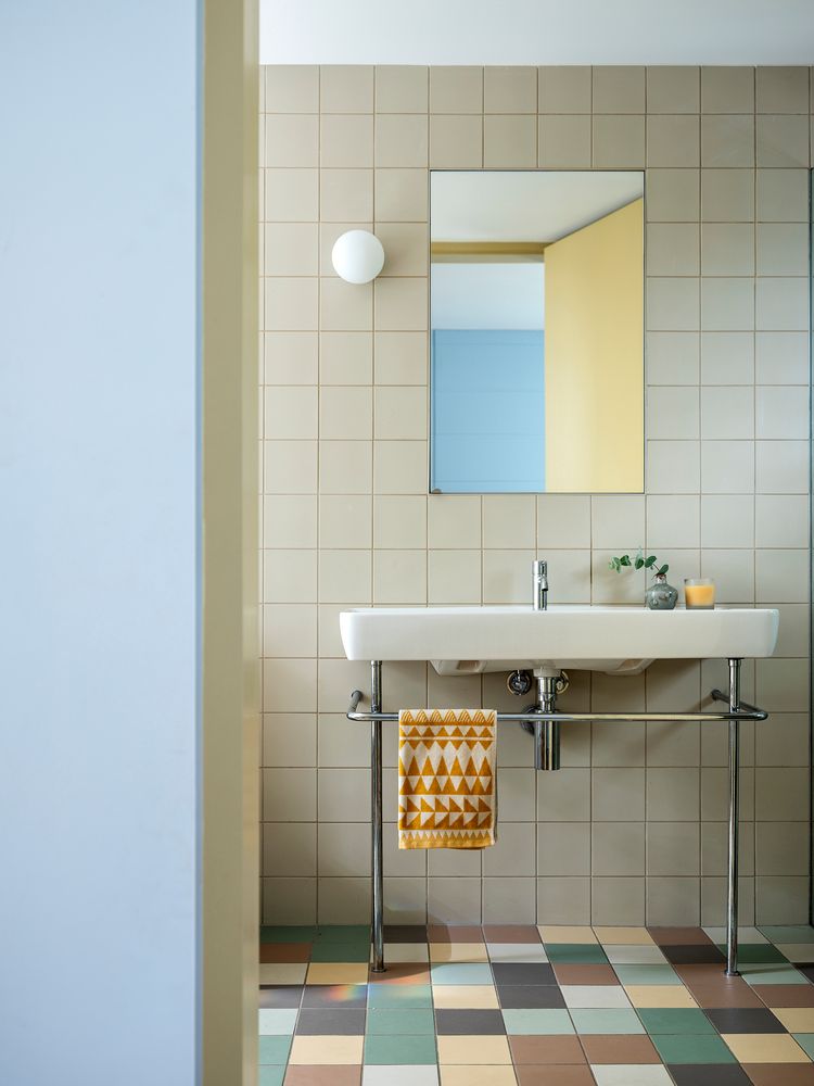 Palm Beach Blue by Benn + Penna Architecture. Bathroom featuring colourful base tiles. 