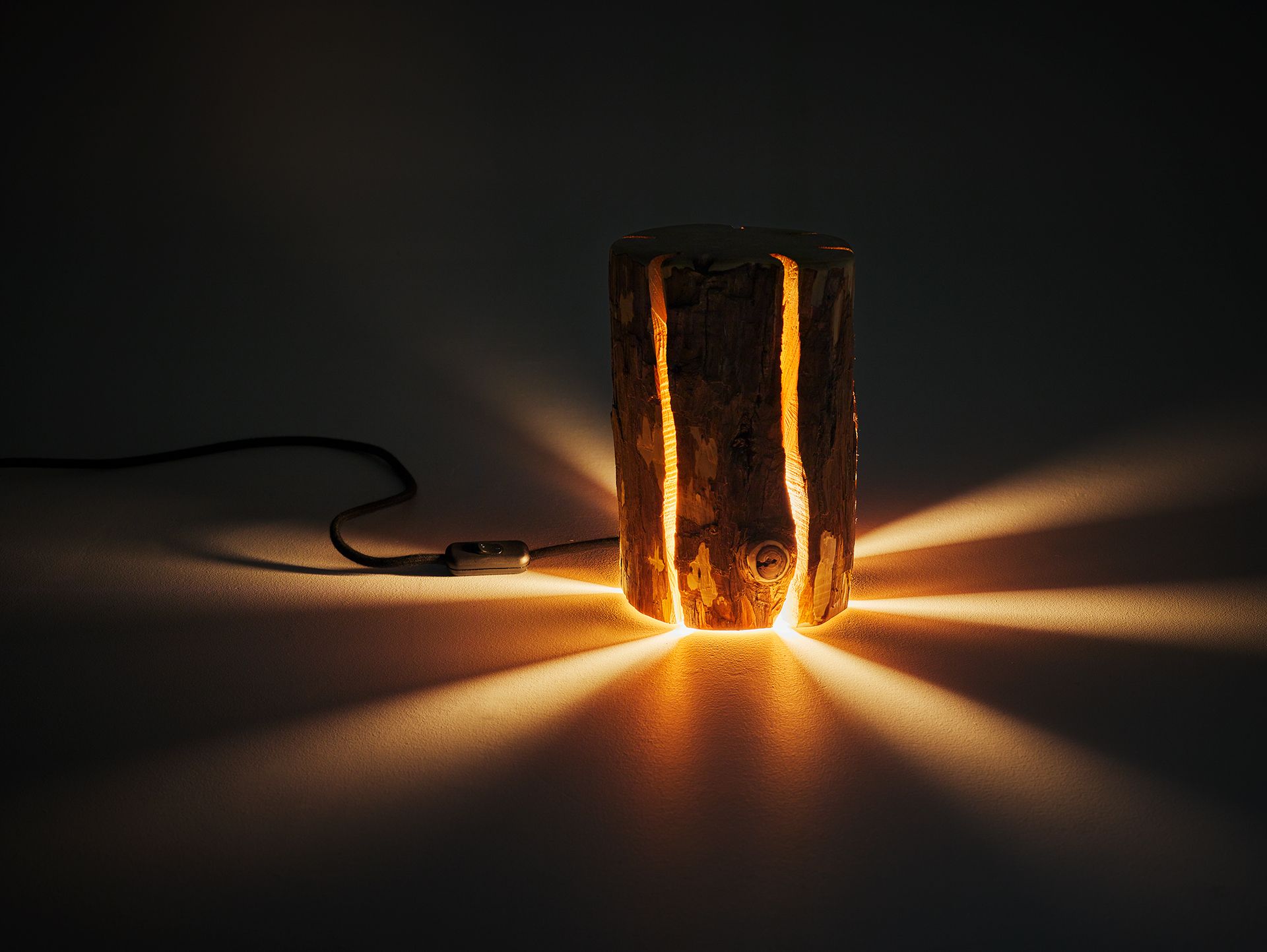 Duncan Meerding's Cracked Log Lamp showing lightplay through the cracks