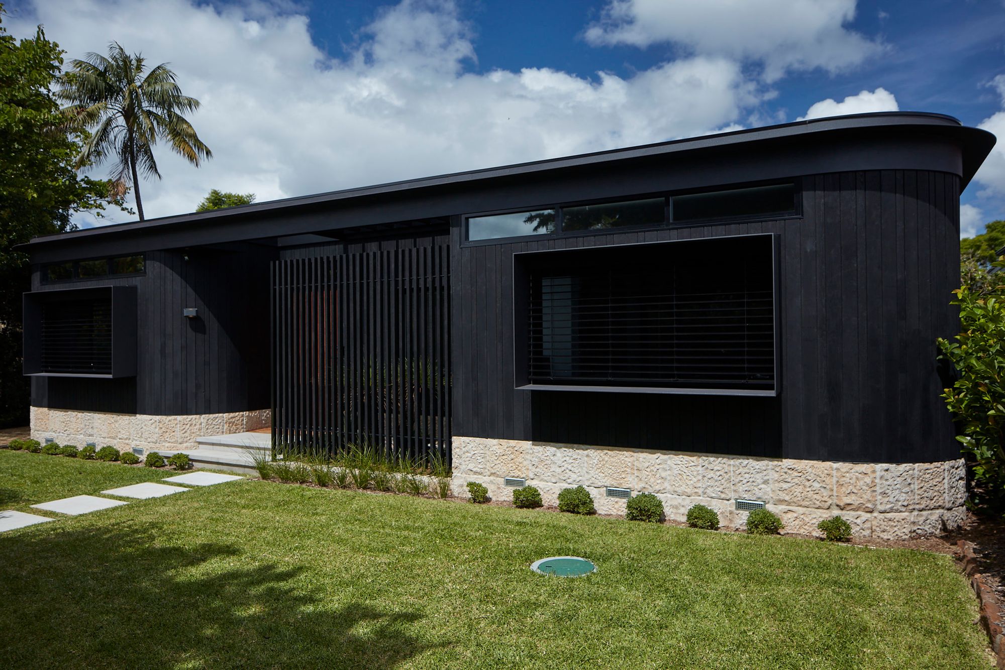 The Pavilion Castlecrag by McNally Architects. Side façade view - with front courtyard. 