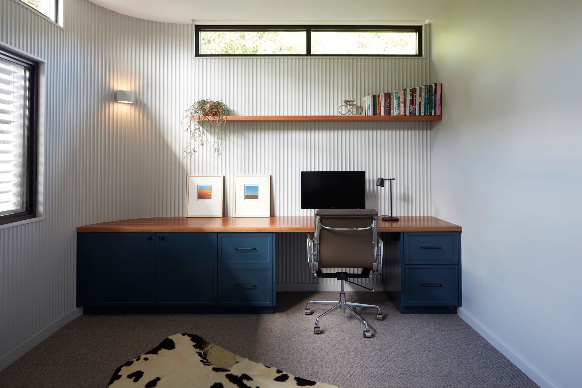 The Pavilion Castlecrag by McNally Architects. Main study space, with fluted wall detail and custom blue work desk. 