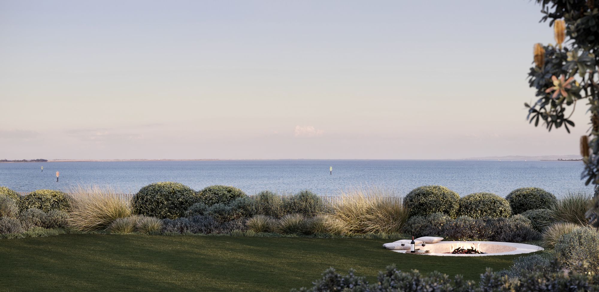 Stella Maris: Nautica House Garden by MONNO.  Garden View out to Corio Bay