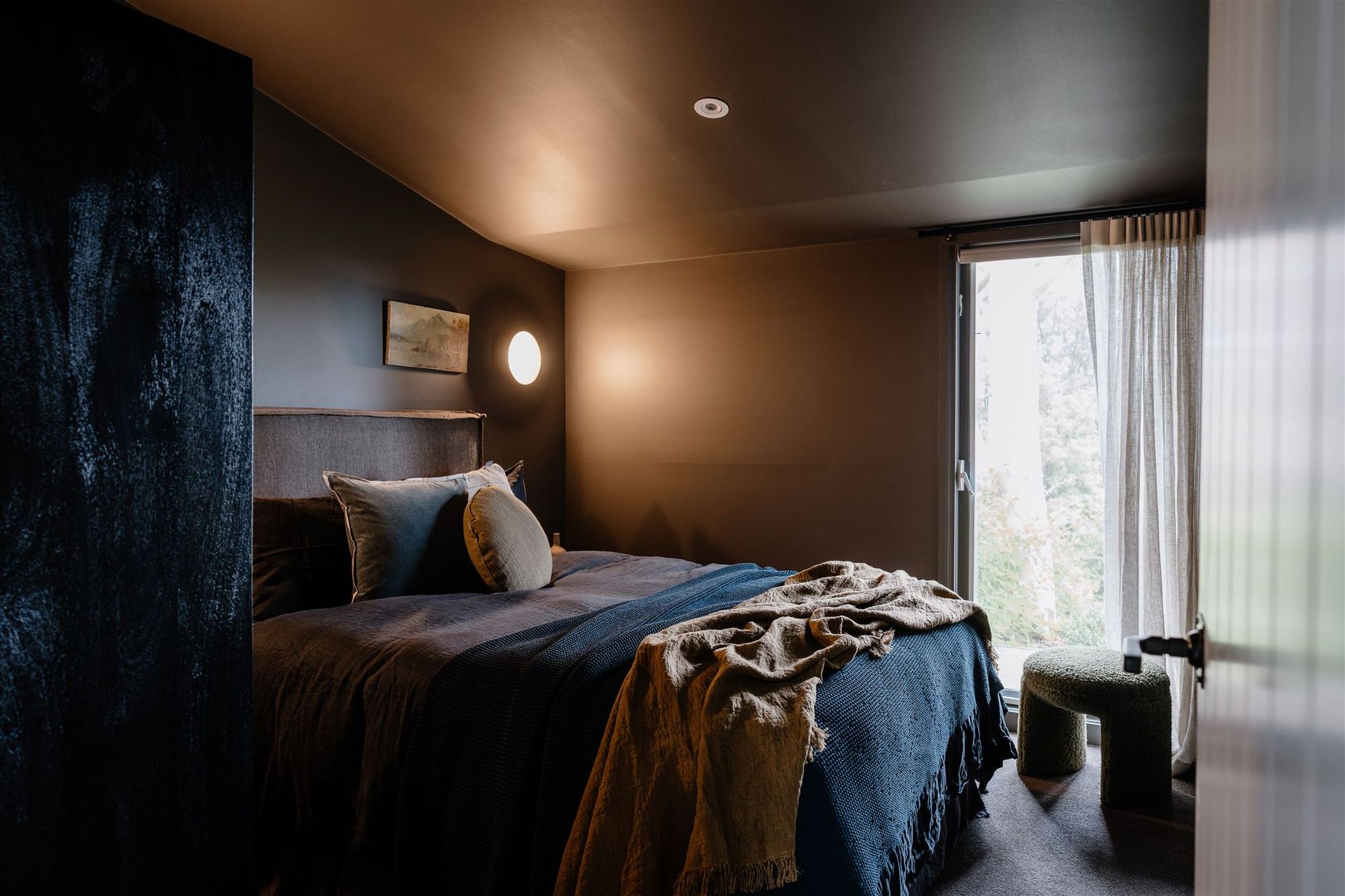 Jumoku Daylesford. Showing the moody and relaxing bedroom