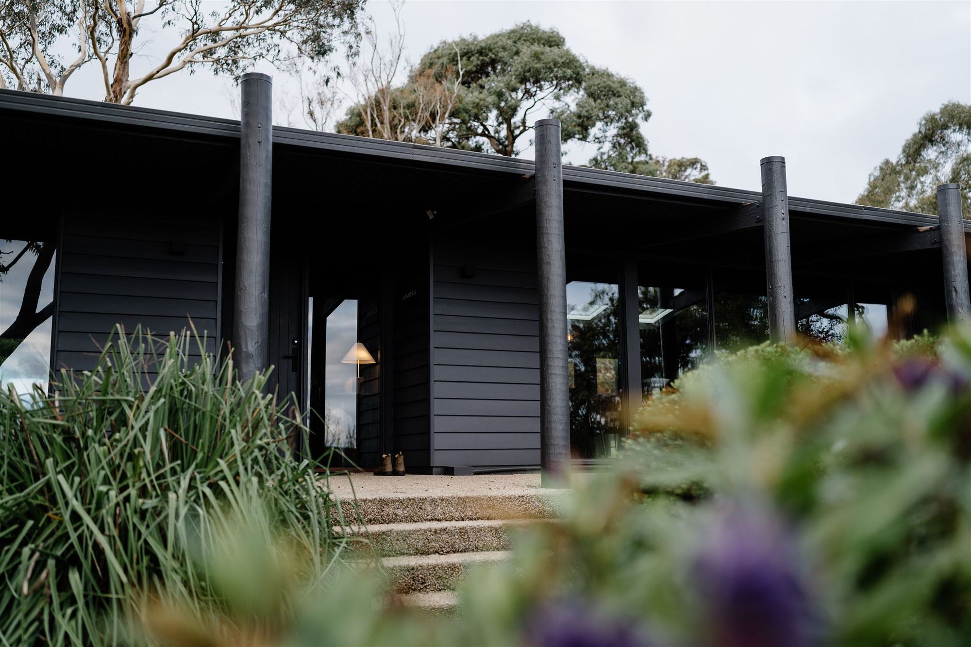 Jumoku Daylesford. Showing the dark exterior of the holiday home 