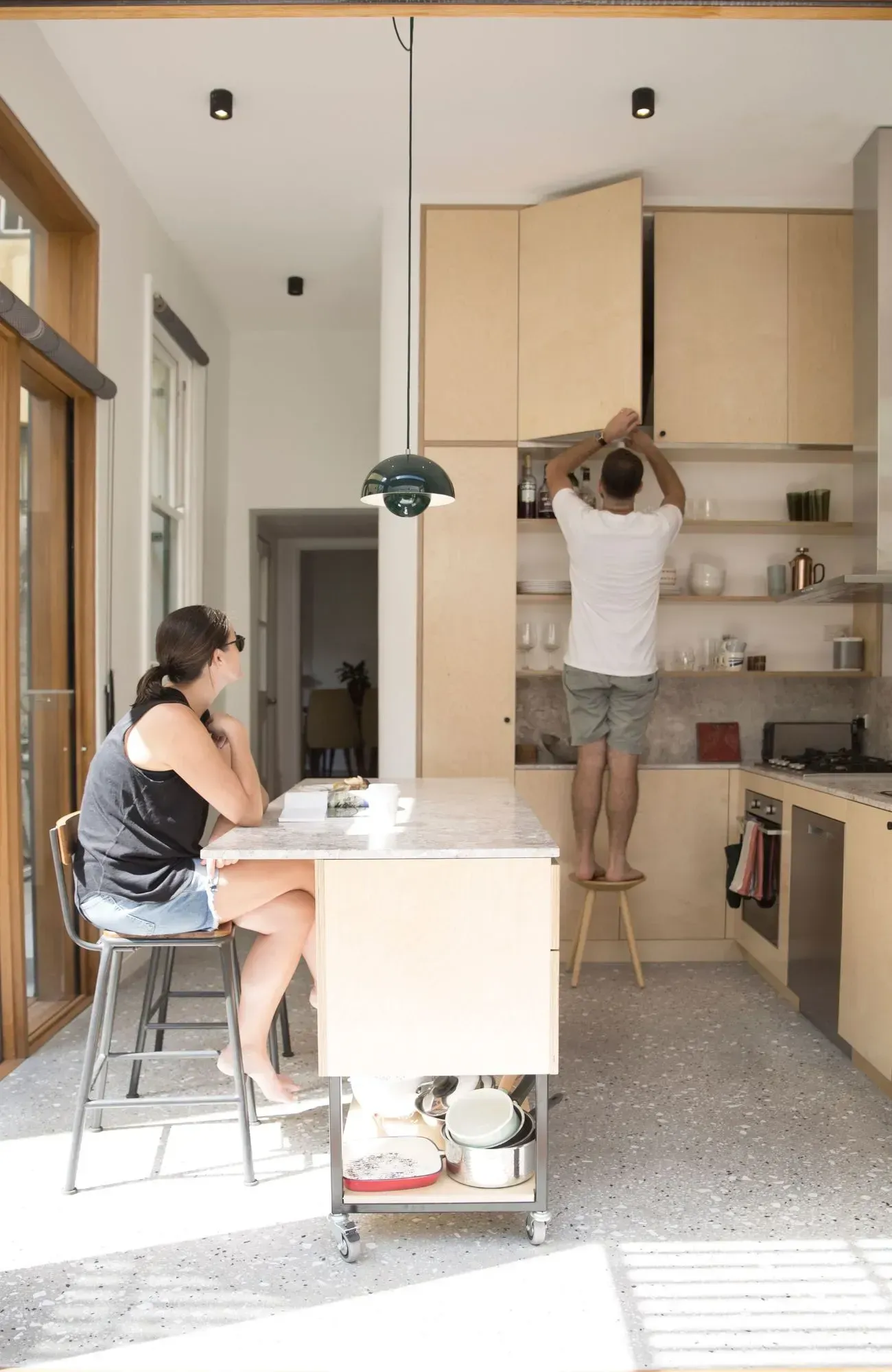 An economical and flexible kitchen island design using plywood and caster wheels