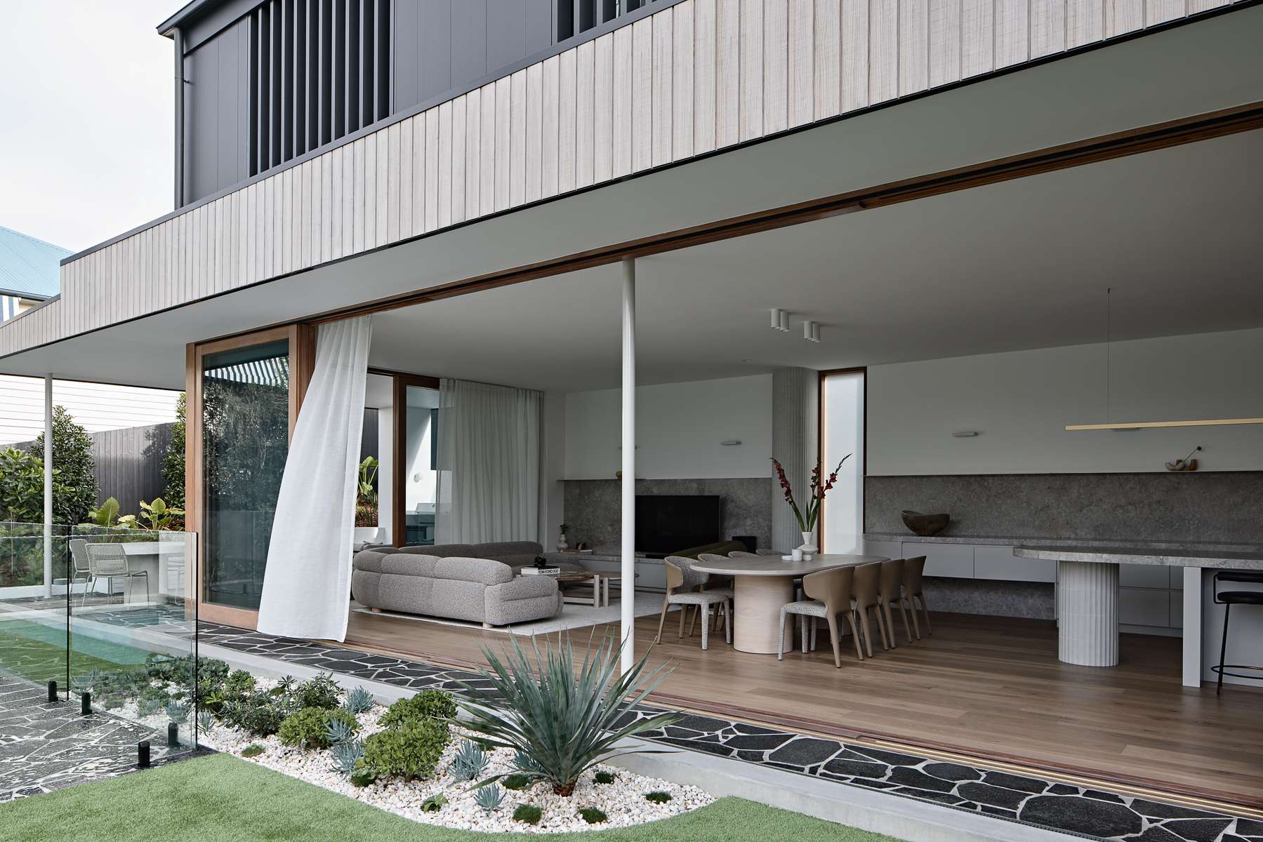 Amiri Courtyard House by Kelder Architects showing the open plan living area opening out to the courtyard