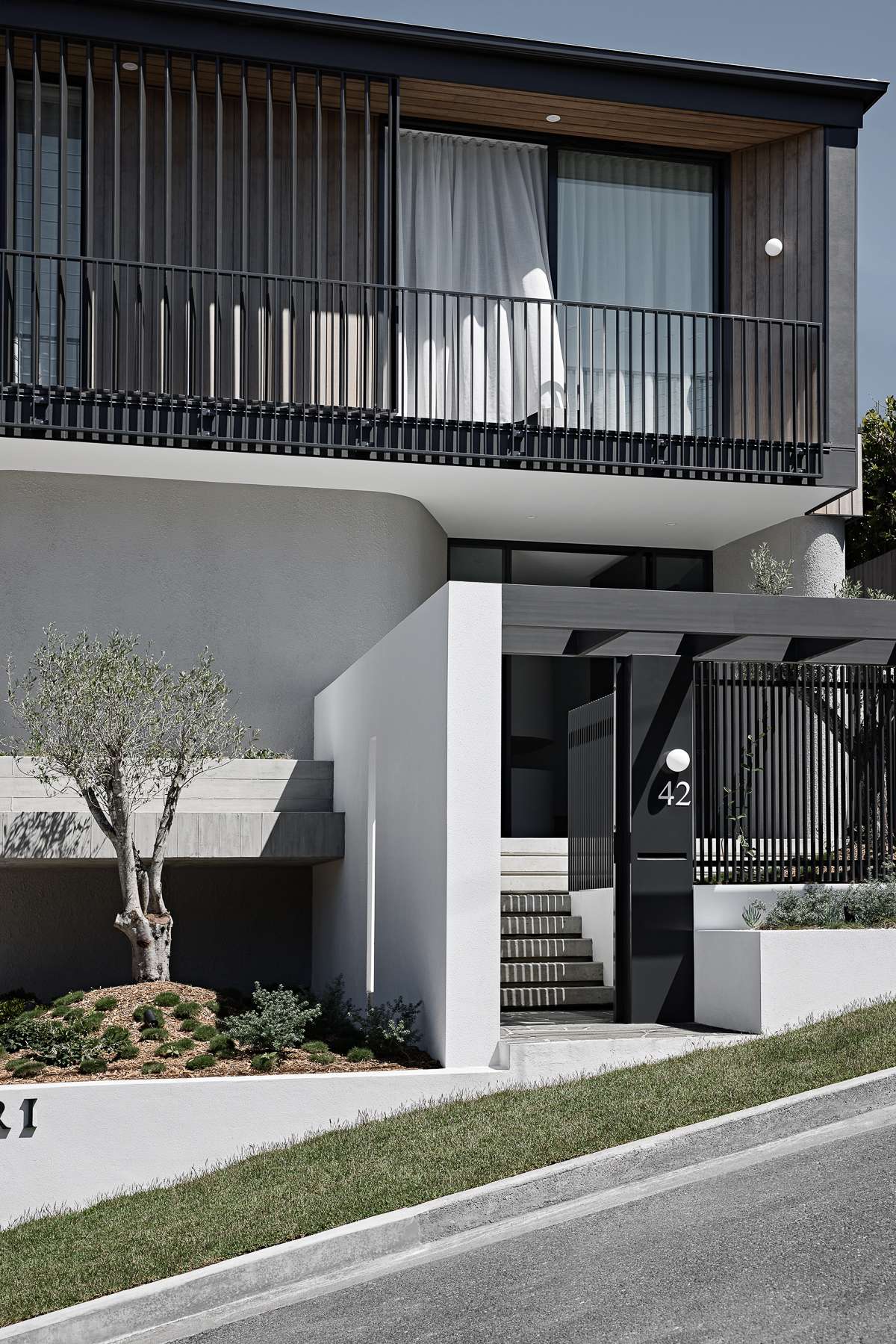 Amiri Courtyard House by Kelder Architects showing entry sequence from the street