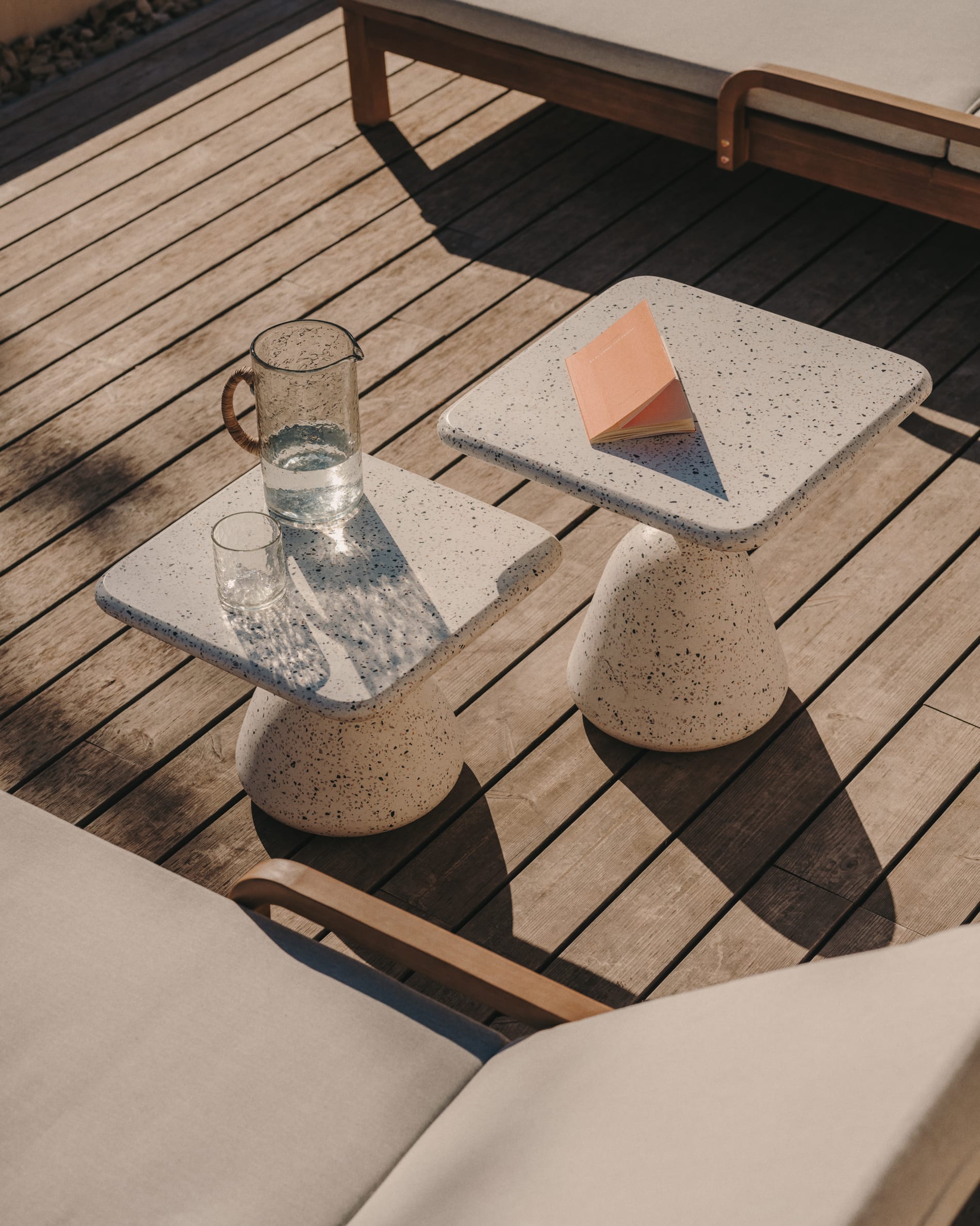 Kave Home. Sand colored outdoor loungers with beige coffee tables, terrazzo optic.