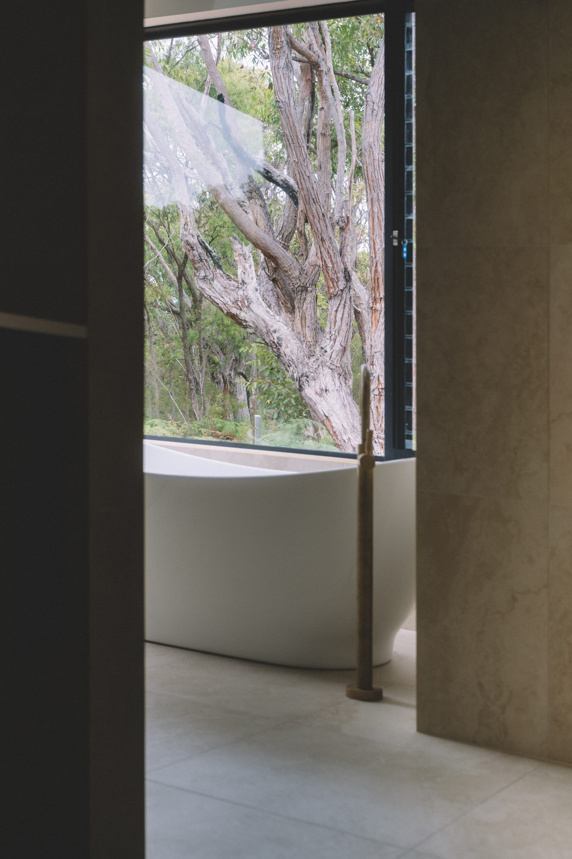 Nullaki House by Bare Architects. On-suite bathroom with bathtub and view to nature.