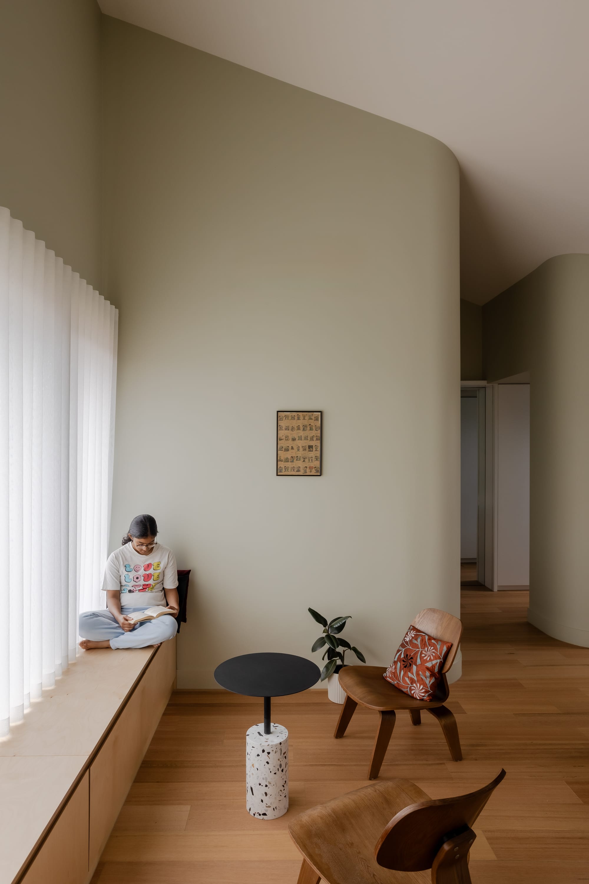 Mahogany House by R Architecture. Study room featuring curved interior walls and moulded plywood lounge chair.