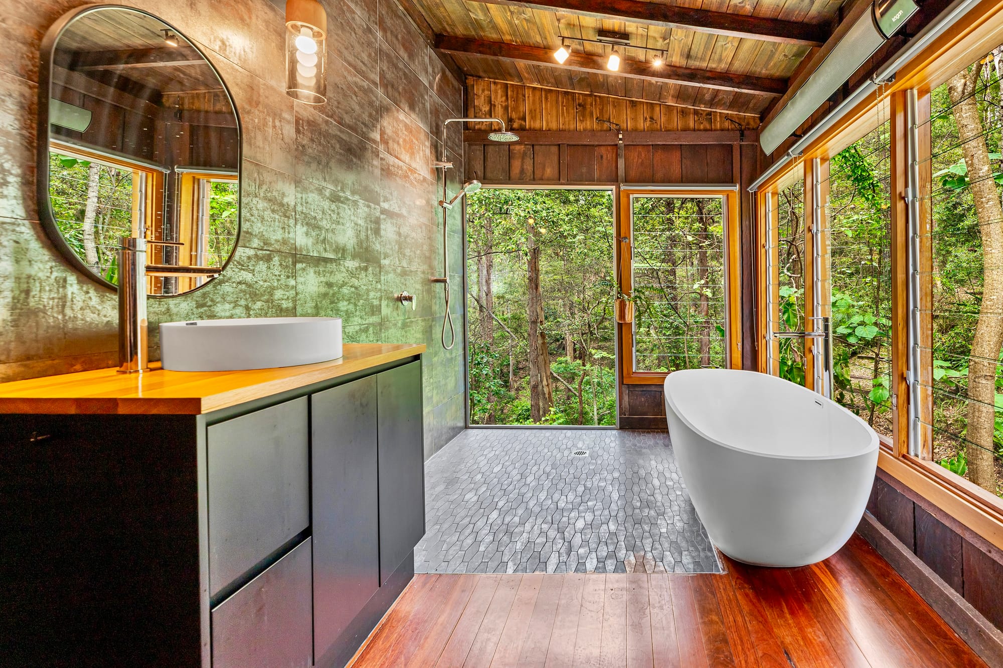 Dadirri Retreat showing the beautiful bathroom that opens to the landscape