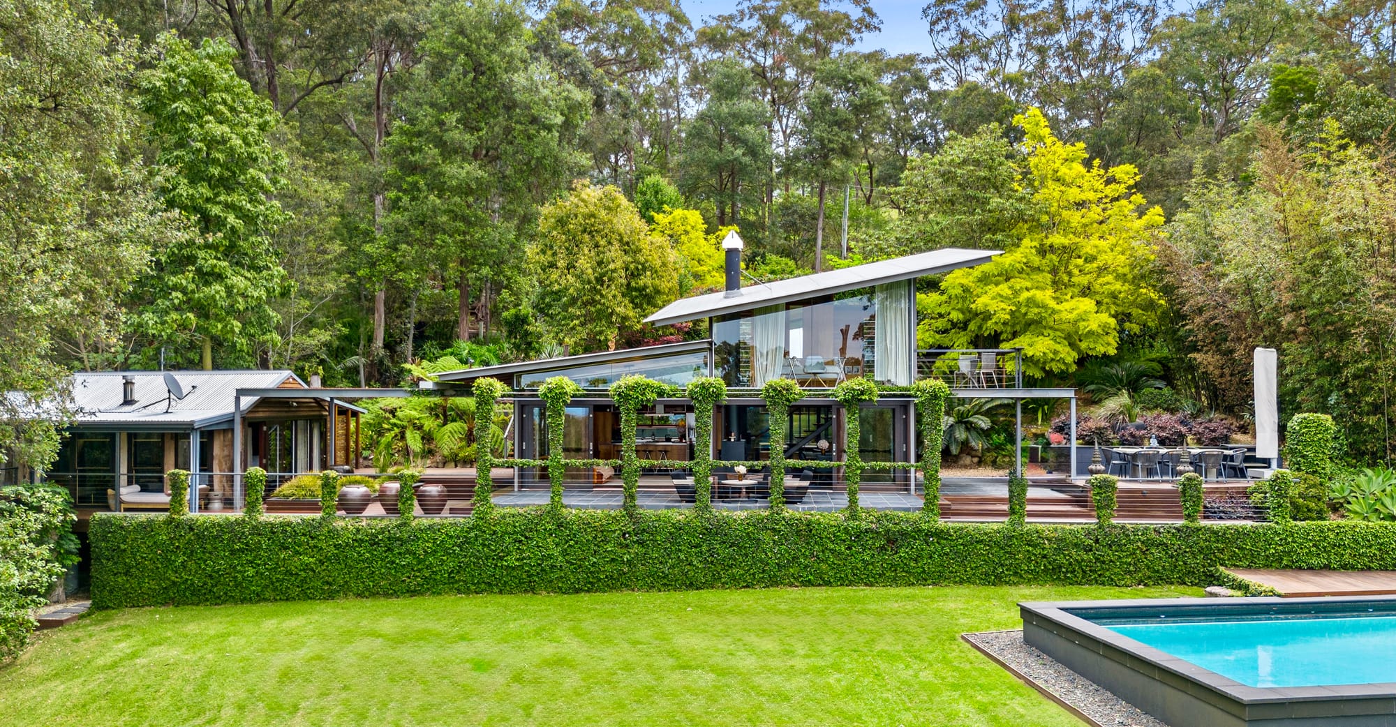 Dadirri Retreat showing the exterior and gardens.