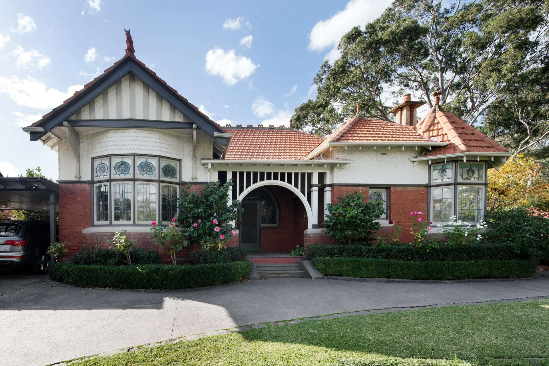 Hilda Crescent House Hawthorn by Chan Architecture. Photography by Tatjana Plitt. Heritage home with vintage-inspired garden with hedges and roses.