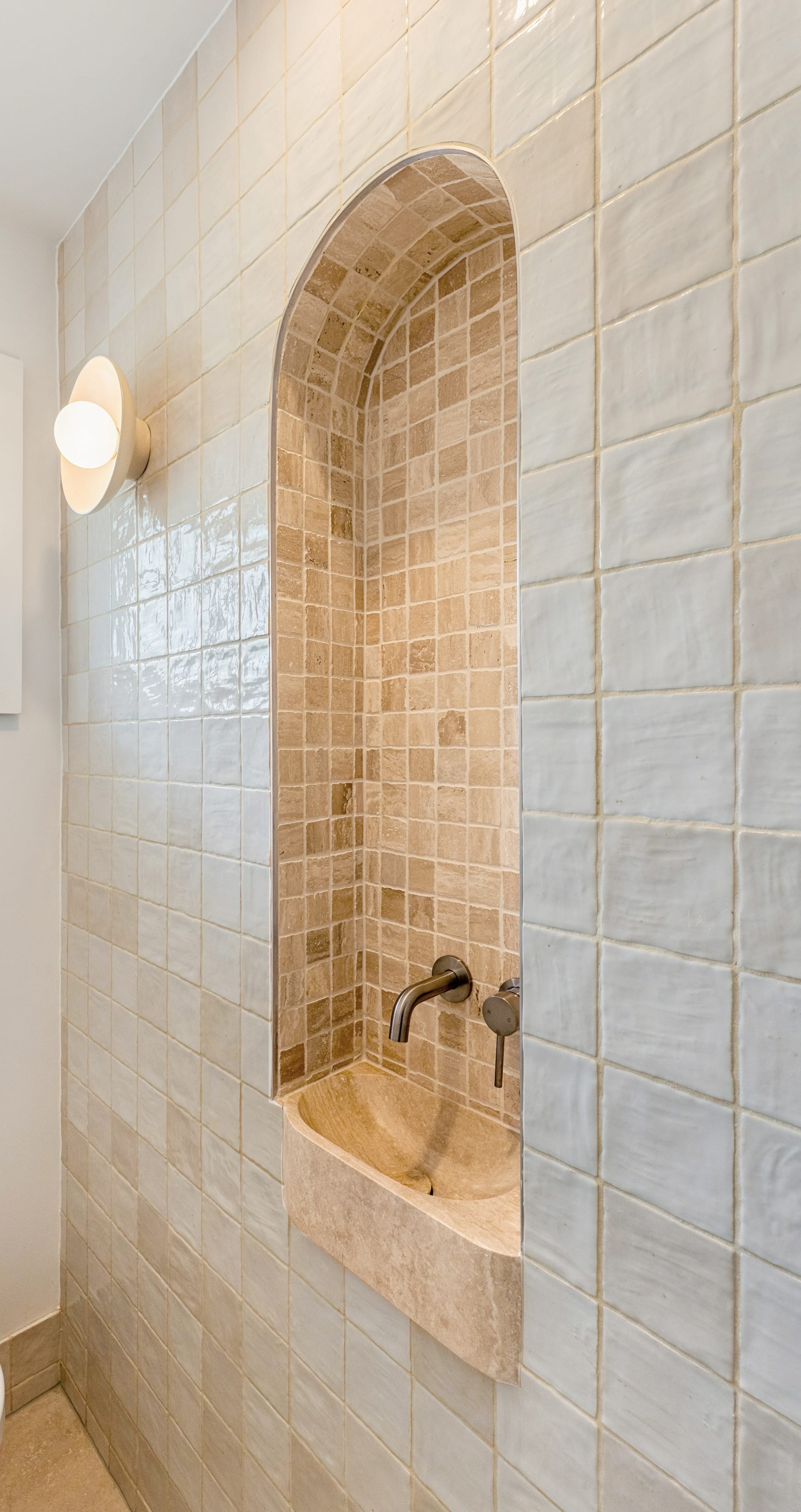 Chardonnay Court House by Studio MDM. Photography by Focl Media. Small arched alcove sink in ensuite with beige mosaic tiles. 