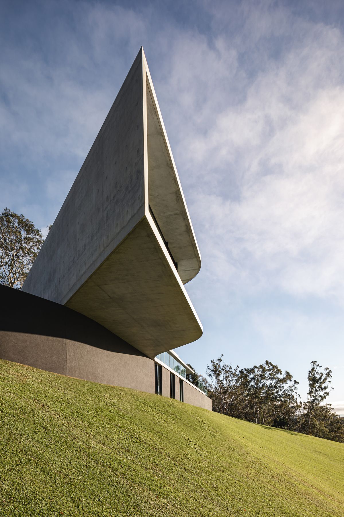 Cliffhanger by Joe Adsett Architects showing the concrete cantilever